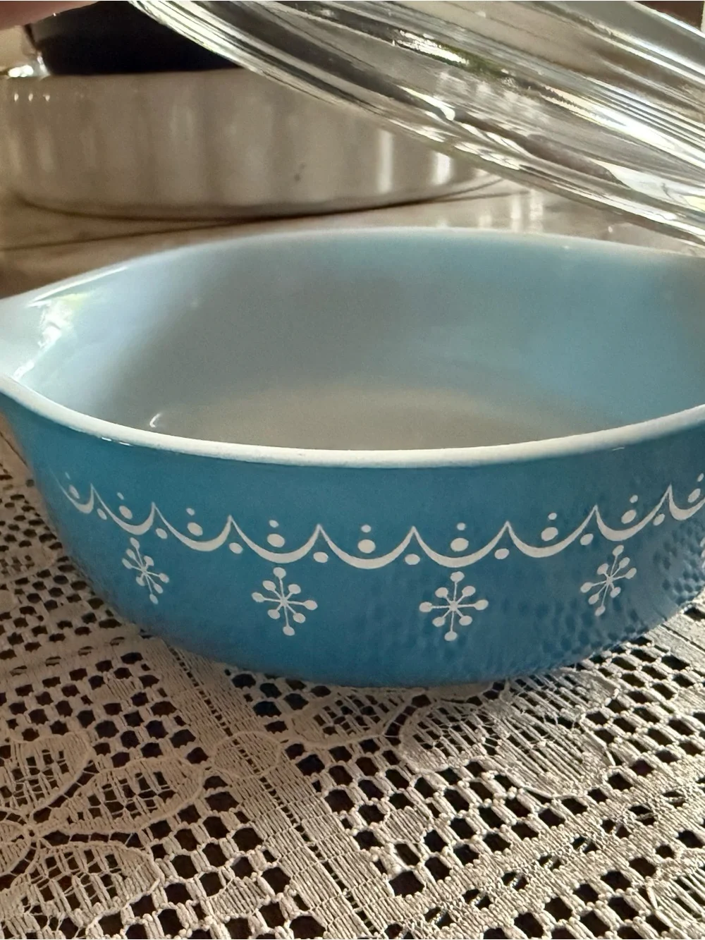 EUC PYREX Snowflake Garland Set of 3 with lids included.